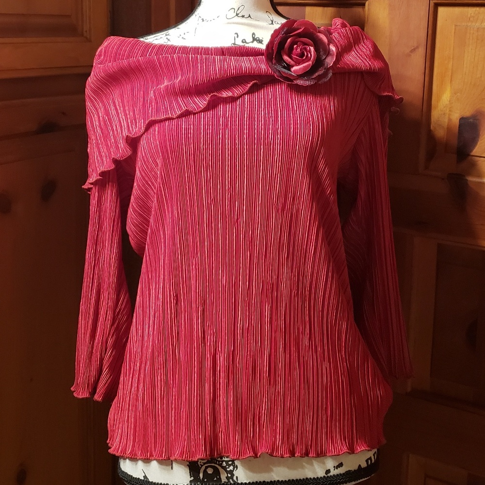 💙3/$25💙Gorgeous red blouse with rose on collar